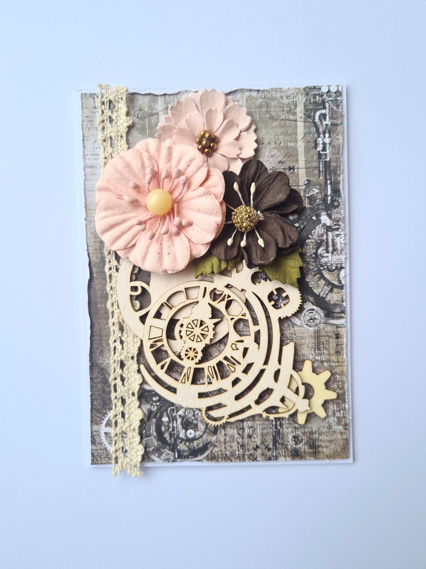 Felicitare Handmade Steampunk cu Flori de Hartie si Ornamente Lemn, 10 x 15 cm
